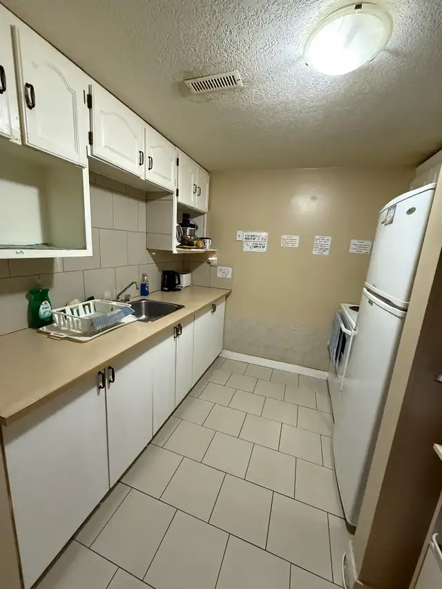 spacious Room for rent in Forest Hieghts - Photo 4