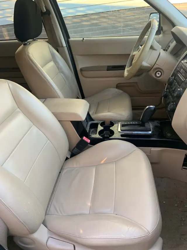 2008 Ford Escape PARTS. NOT ROAD WORTHY - Photo 2