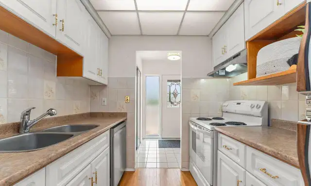 ROOM FOR RENT IN NEWMARKET - LESLIE AND DAVIS - Photo 3