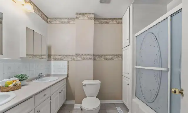 ROOM FOR RENT IN NEWMARKET - LESLIE AND DAVIS - Photo 6