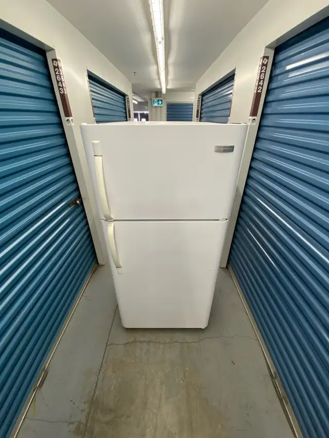 WHITE FRIDGDAIRE TOP FREEZER