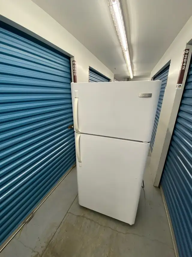 WHITE FRIDGDAIRE TOP FREEZER - Photo 2