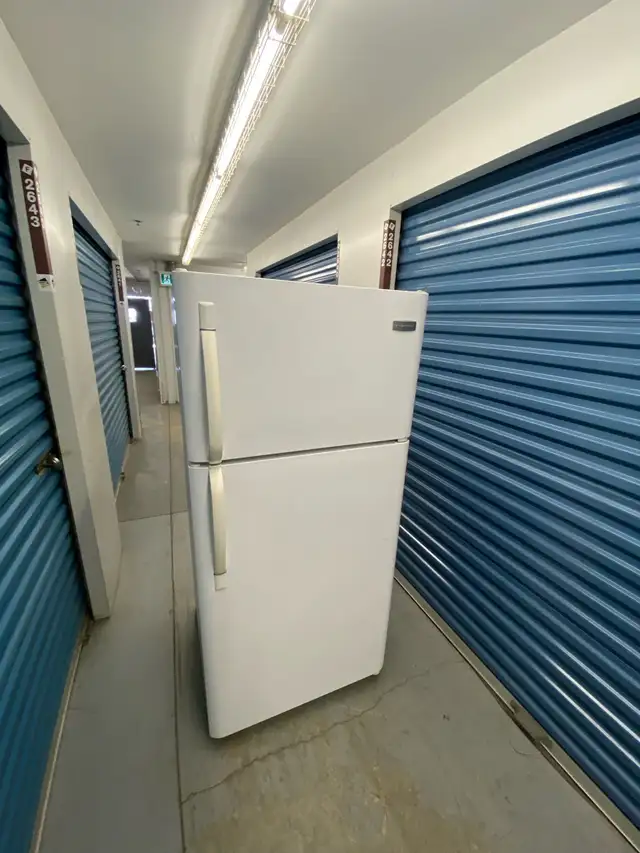 WHITE FRIDGDAIRE TOP FREEZER - Photo 3