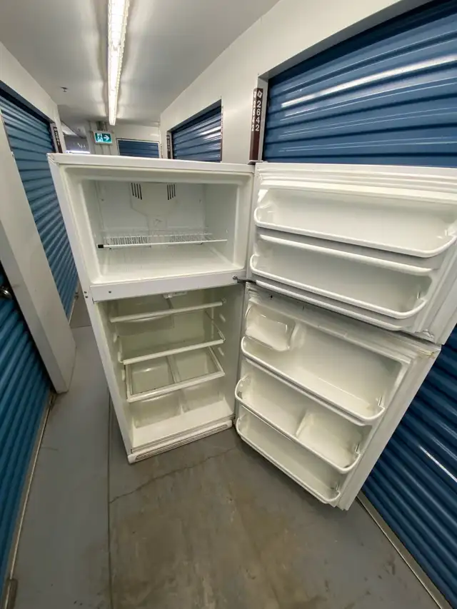 WHITE FRIDGDAIRE TOP FREEZER - Photo 6