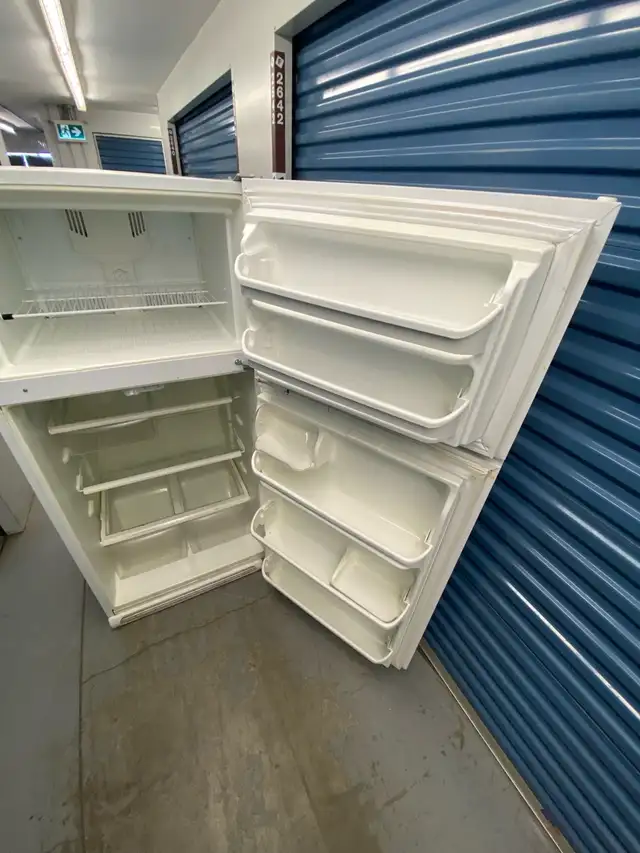 WHITE FRIDGDAIRE TOP FREEZER - Photo 9