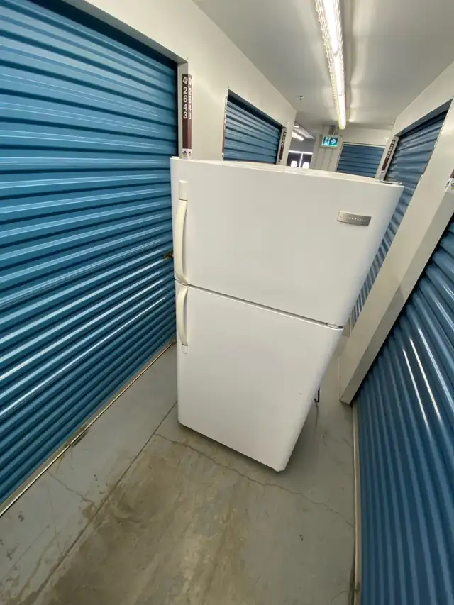 WHITE FRIDGDAIRE TOP FREEZER - Photo 10