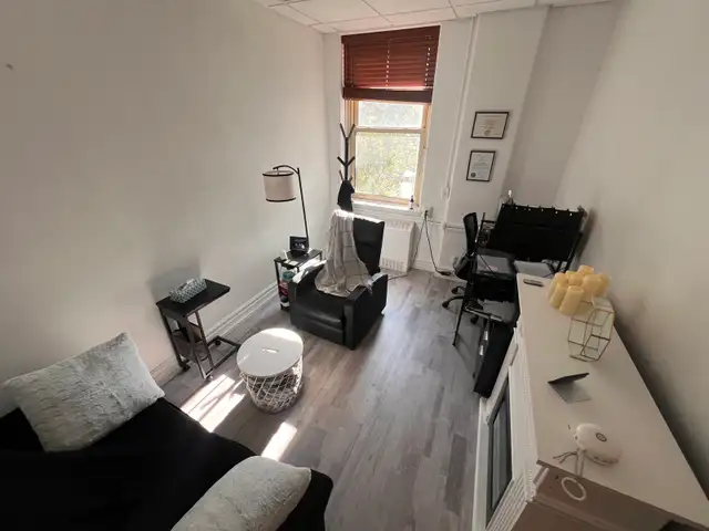 bureau à louer dans une suite de 5 bureaux