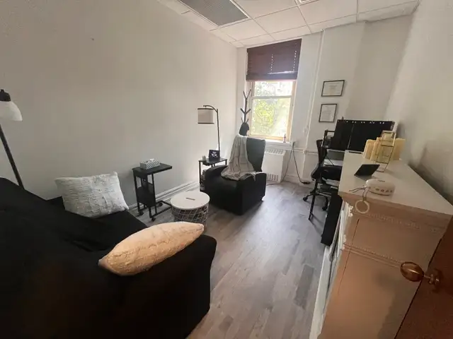 bureau à louer dans une suite de 5 bureaux - Photo 2