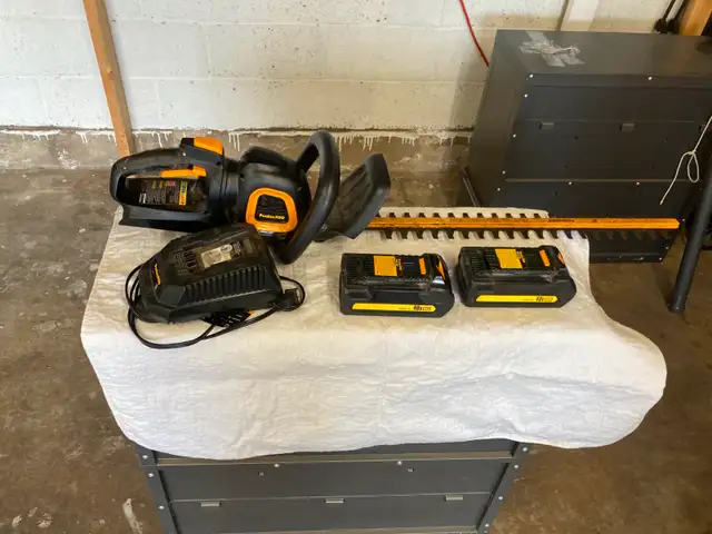 POULAN PRO CORDLESS HEDGE TRIMMER