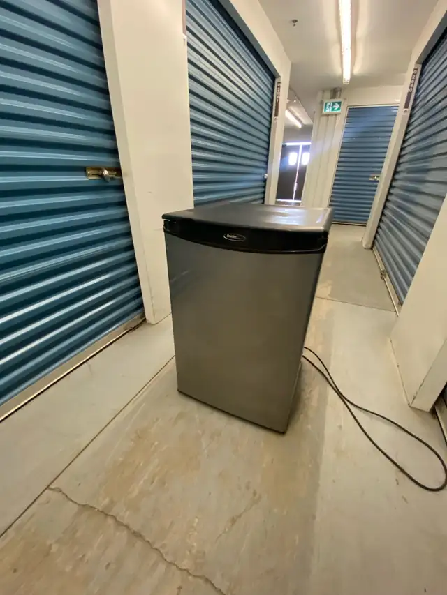 DANBY MINI FRIDGE - Photo 2