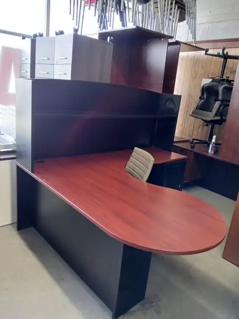 Desks/ Global P-Top/L-Shape stations with Hutch $450/excel condi