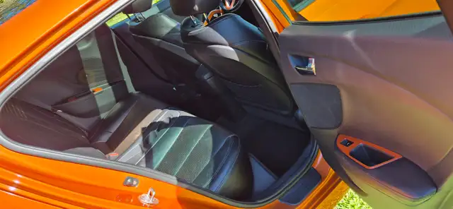 2012 Hyundai Veloster 6 speed Manual w/Tech & Style package - Photo 8