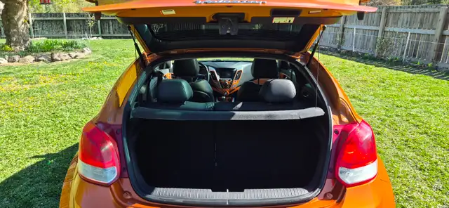 2012 Hyundai Veloster 6 speed Manual w/Tech & Style package - Photo 9