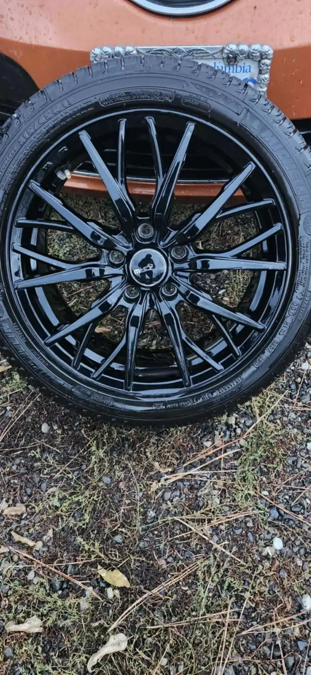 2012 Hyundai Veloster 6 speed Manual w/Tech & Style package - Photo 10