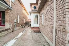 Upper floor room for rent in Mississauga