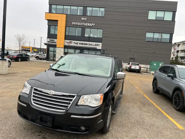 2010 Chrysler & town Counry  Limited - Photo 2