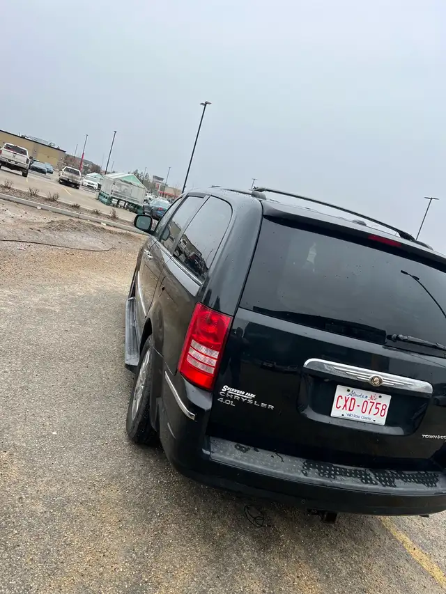 2010 Chrysler & town Counry  Limited - Photo 4