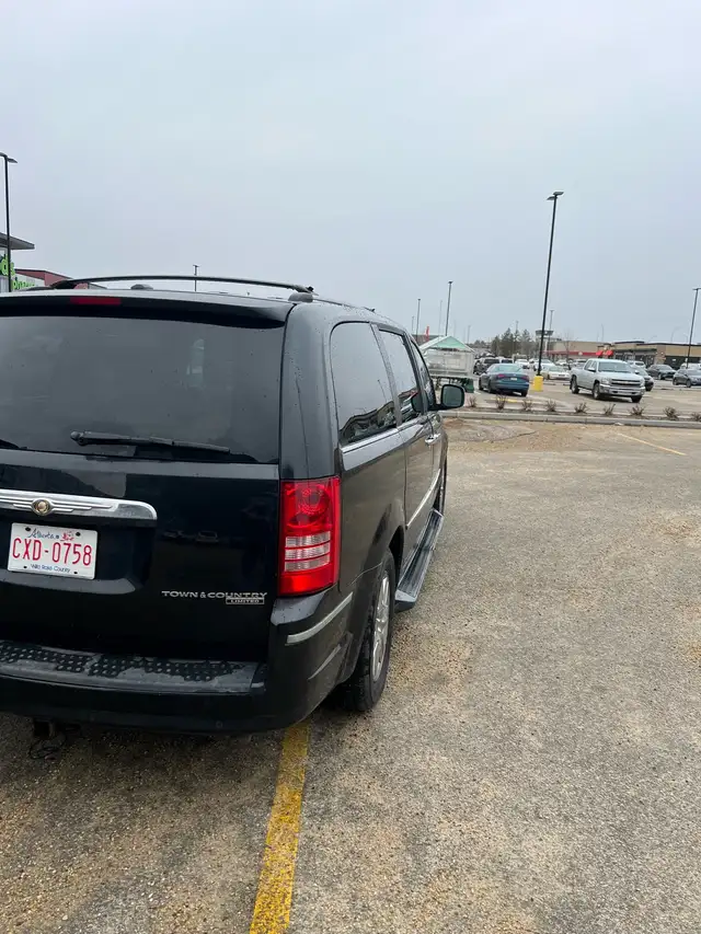 2010 Chrysler & town Counry  Limited - Photo 5