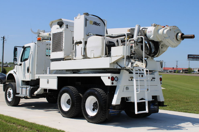 2016 Freightliner M2 Altec HD35A-22 Digger Derrick - Photo 2