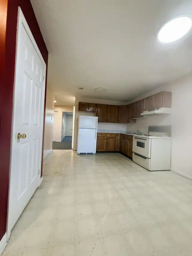 48 Royal Rd, unit 14, 2bedroom very big apt(1bath1kt  3F) North - Photo 2