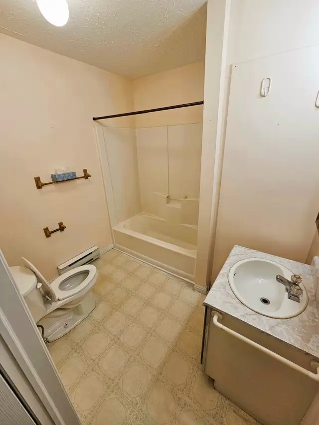 48 Royal Rd, unit 14, 2bedroom very big apt(1bath1kt  3F) North - Photo 7