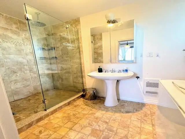 2 Beds  1 bath ALL Included- NDG - Available July 01 - Photo 5