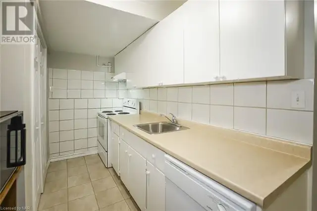 Beautiful one room in three room unit - Photo 6