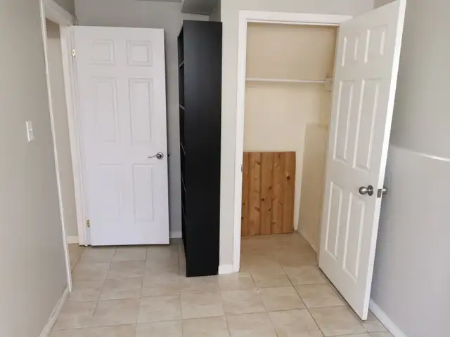 Beautiful one room in three room unit - Photo 8