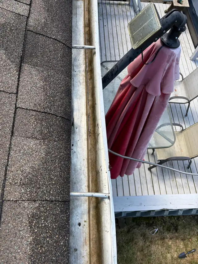 Gutter cleaning - Photo 3