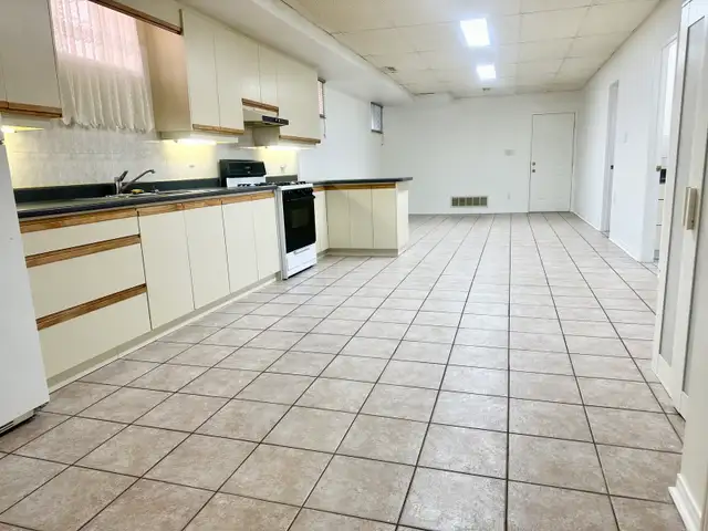 Large 2 Bedroom Bsmt – $2000 Utils & Parking – Dufferin/Eg - Photo 2