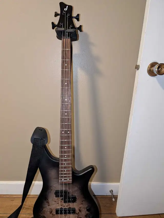 Jackson js2p spectra 4 string with soft case