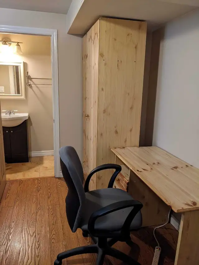 Furnished Bsmt bachelo/Separate entrance/Utilities included - Photo 4