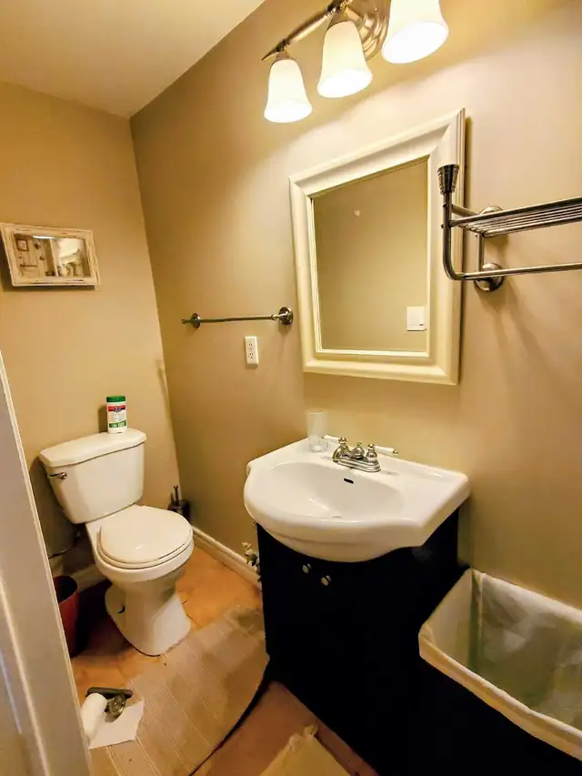 Furnished Bsmt bachelo/Separate entrance/Utilities included - Photo 5