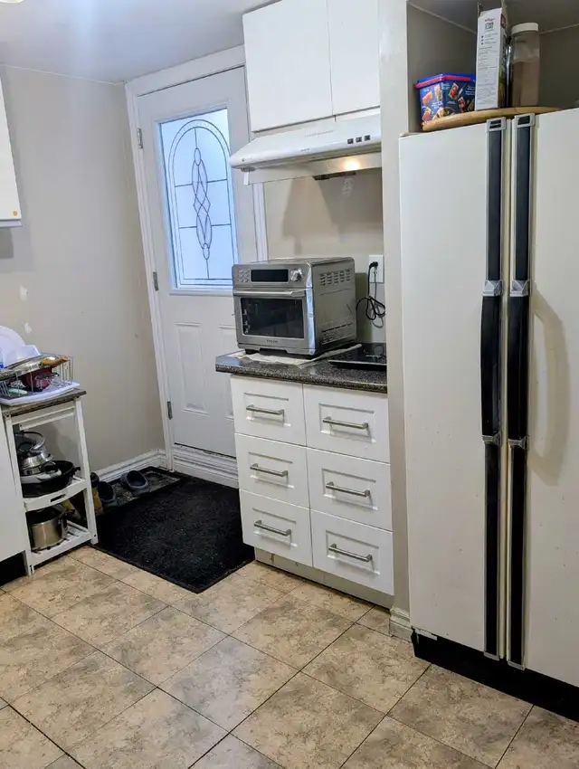 Furnished Bsmt bachelo/Separate entrance/Utilities included - Photo 8