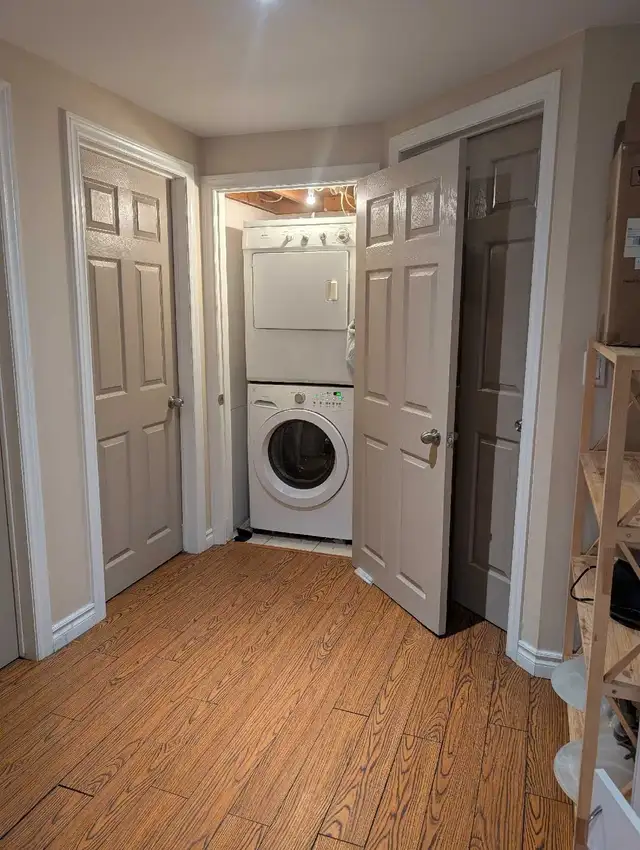 Furnished Bsmt bachelo/Separate entrance/Utilities included - Photo 9