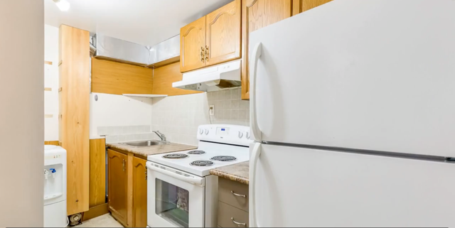 Studio basement apt with laundry in Brampton Bramalea - Photo 5