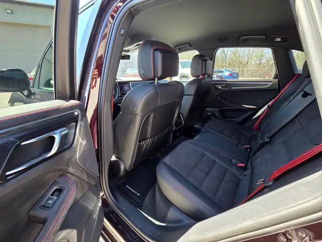 2023 Porsche Macan - CLEAN CARFAX, RARE COLOR, BEAUTIFUL SPEC - Photo 3