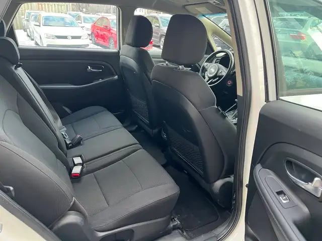 2016 Kia Rondo - Photo 17