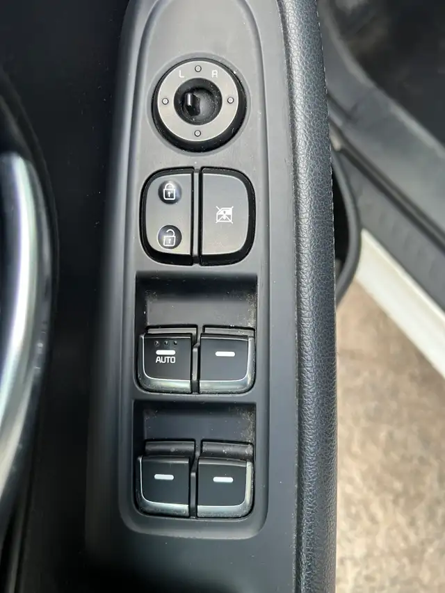 2016 Kia Rondo - Photo 18