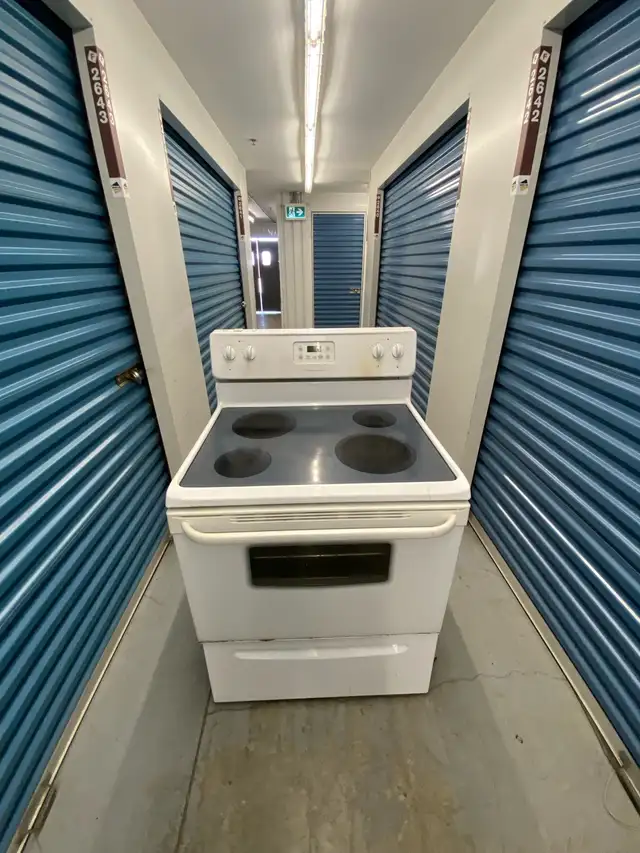 WHITE ELECTRIC STOVE OVEN