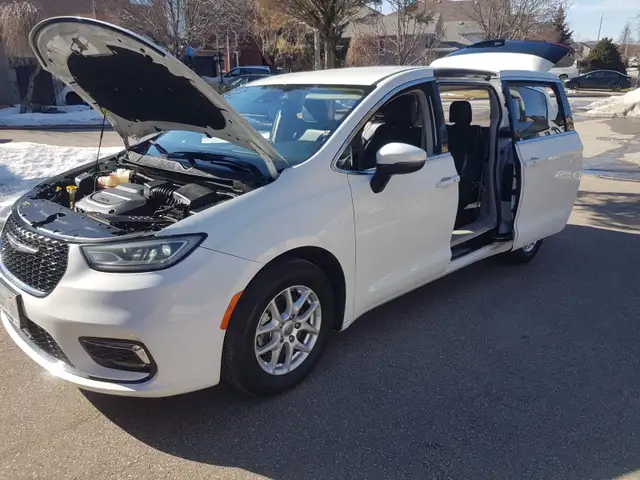 2023 Chrysler Pacifica Touring L with 74800km driven for TRADE - Photo 4