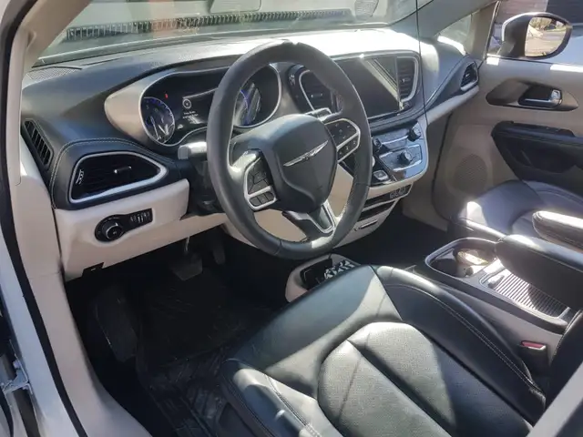 2023 Chrysler Pacifica Touring L with 74800km driven for TRADE - Photo 5