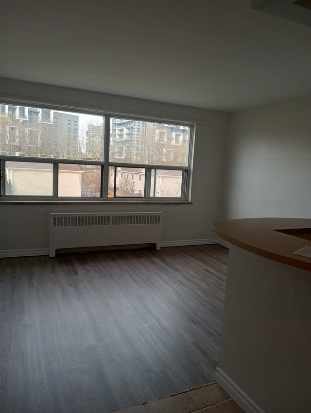 2 Bedroom June 1, Located on the main floor, ONE month free rent - Photo 5