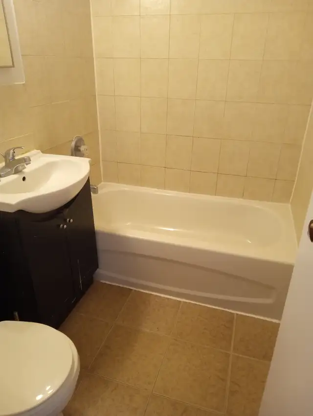 2 Bedroom June 1, Located on the main floor, ONE month free rent - Photo 6