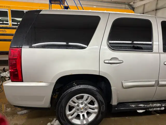 2008 GMC YUKON HYBRID - Photo 2