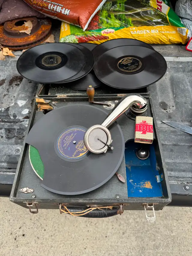 Old record player, - Photo 4
