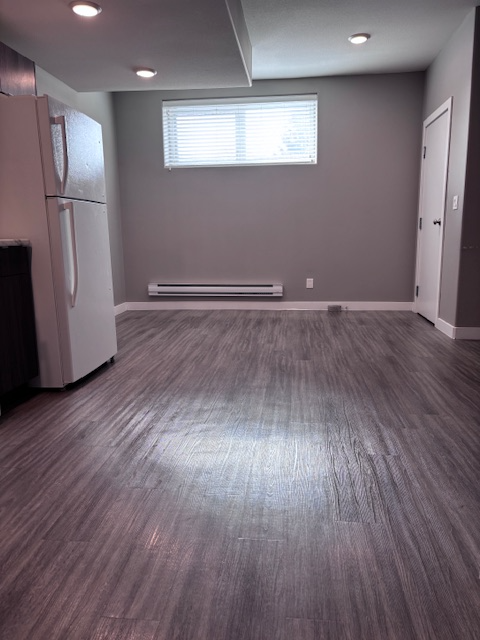 Large ceilings, bright basement site-Exhibition area - Photo 4