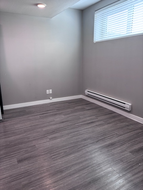 Large ceilings, bright basement site-Exhibition area - Photo 7