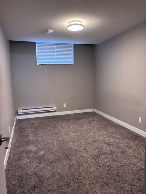 Large ceilings, bright basement site-Exhibition area - Photo 8