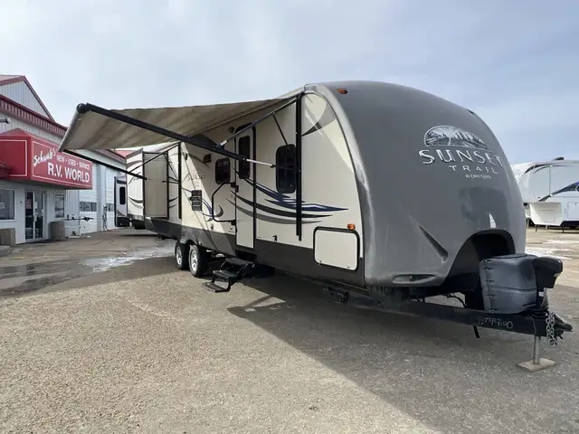 2013 Crossroads Sunset Trail. 32FR BUNK HOUSE MODEL, SPACIOUS